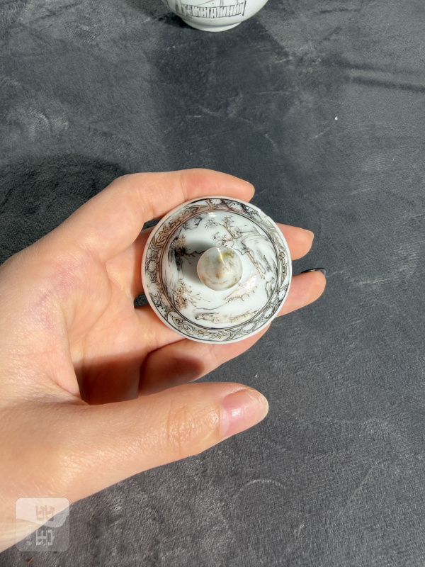 清乾隆墨彩矾红描金松下访友奶壶 - 图12